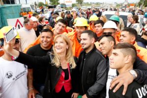 Con apoyo de la gente. En el Gobierno de Magario se festejó el no avance de la división.