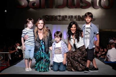 Paula Chavez y Silvina Escudero en el desfile aniversario de San Justo Shopping