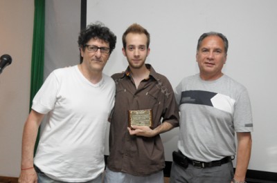 Raúl Perrone junto a un ganador del concurso y el intendente Descalzo.