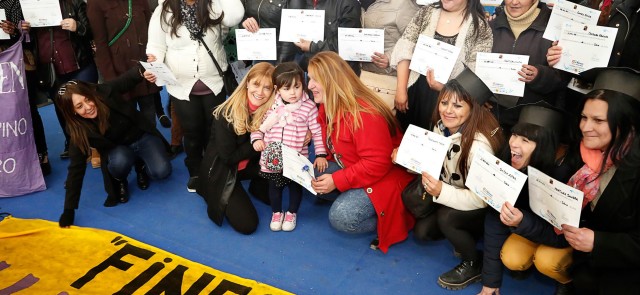 Junto a las egresadas del Plan Fines.