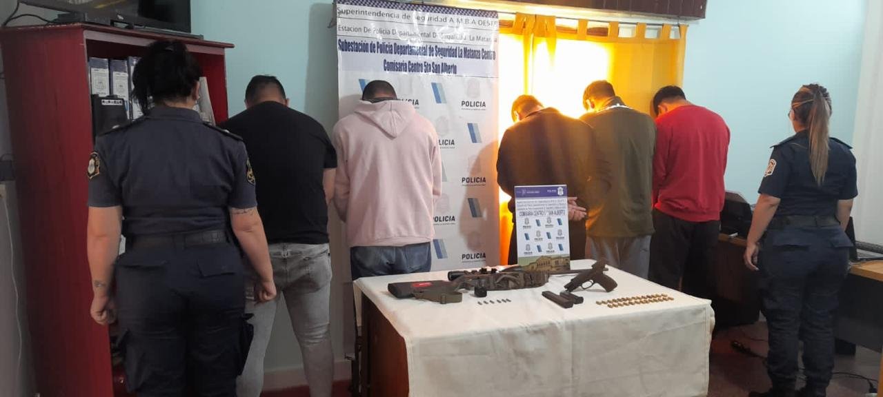 Detienen a 5 personas por homicidio y tenencia ilegal de armas de guerra